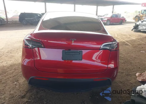 2024 Tesla Model Y Long Range Dual Motor All-Wheel Drive z USA, uszkodzony, nr VIN 7SAYGAEE7RF149712